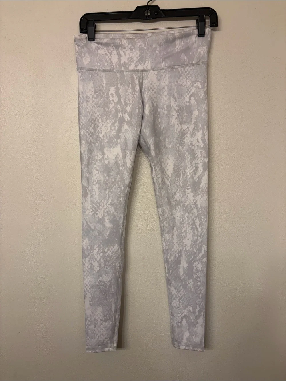 Alo Yoga Women’s White and Gray Snake Skin Print Leggings Size XS